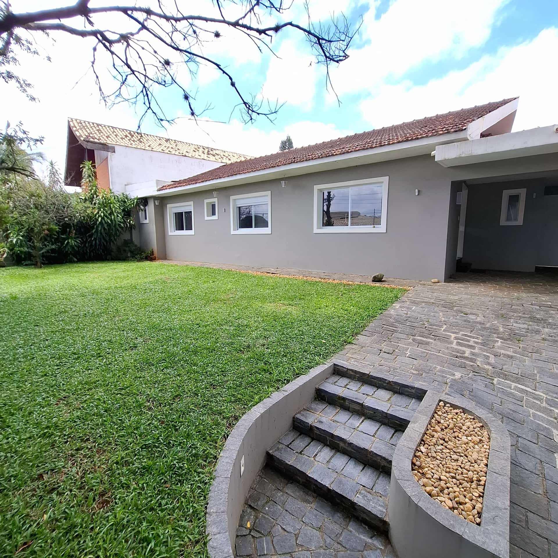 A venda Casa no Bolsao de Interlagos, 03 quartos suítes, 03 vagas, térrea, vizinho ao laguinho